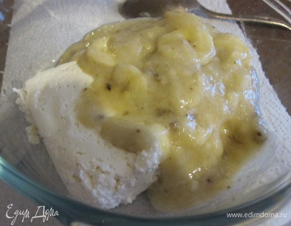 Смешать все ингредиенты. В творог добавить банановое пюре, затем изюм, муку, ванилин.