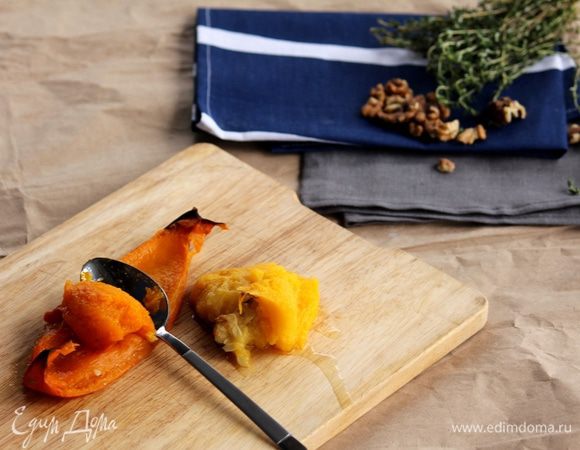 Когда тыква будет готова, ее необходимо остудить и собрать мякоть — основу начинки для слоеных корон.