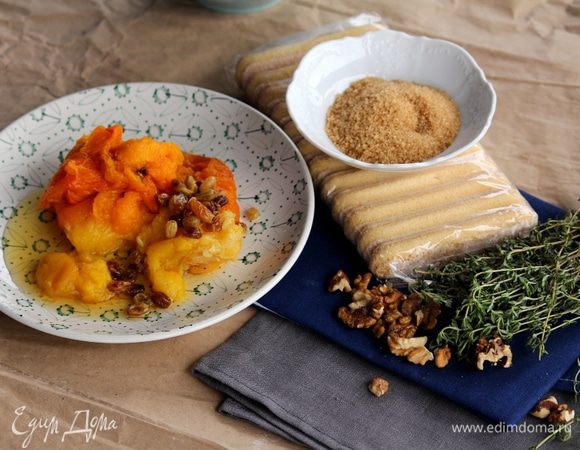 Чтобы приготовить начинку необходимо соединить в блендере все ингредиенты: изюм, тыкву, орехи, сахар, корицу, марципан и савоярди (либо другое печенье).