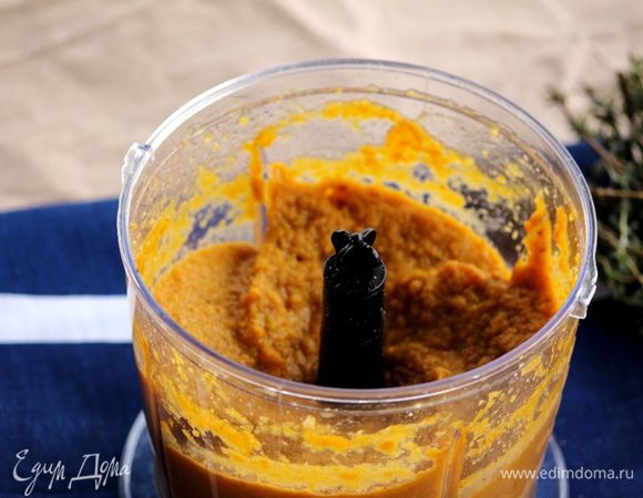 Все перемешиваем в блендере до однородной массы. Пока раскатываем тесто, начинку отложим в холодильник.