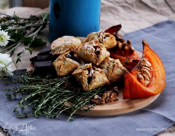 При подаче блюдо можно украсить сахарной пудрой и растопленным шоколадом.