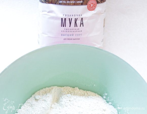 Смешать сухие ингредиенты для теста: мука, соль, сахар, сода.