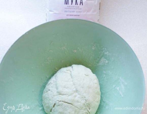 Замесить тесто, скатать в шар и дать отдохнуть 15 минут.
