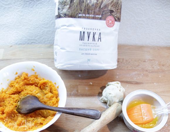 Натереть тыкву на терке, потушить в сковороде около 10 минут с чесноком и солью и маслом.