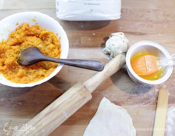 Накрыть другой половиной лепешки и хорошо защипать края.