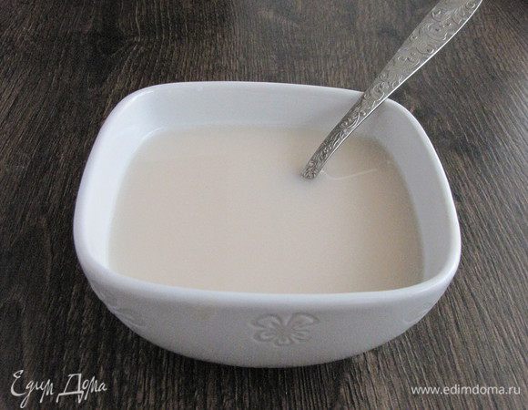 Растворить дрожжи в теплой воде.