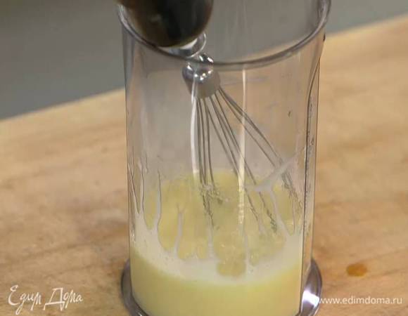 Яйца и 100 мл оливкового масла взбить блендером с насадкой-венчиком.