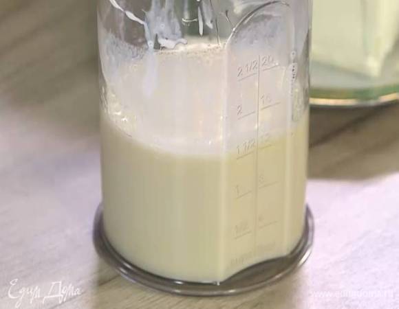 Влить молоко и перемешать все венчиком.