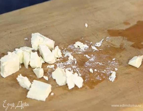 Брынзу нарезать небольшими кусочками.