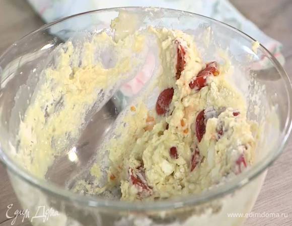 Муку перемешать с разрыхлителем и солью, добавить помидоры, брынзу, влить молочно-яичную массу и вымешать тесто.