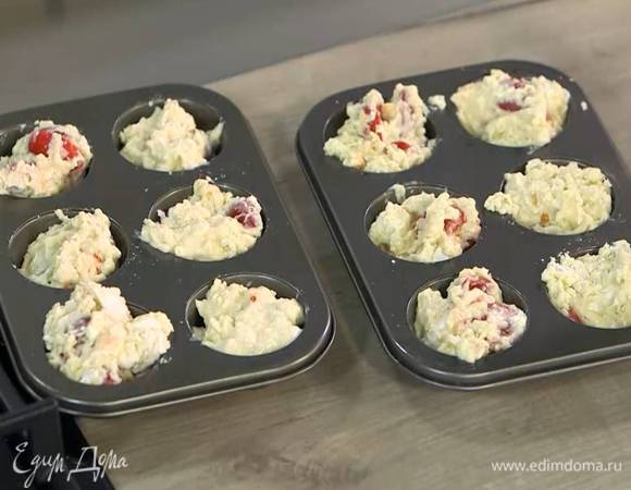 Формы для маффинов смазать оставшимся оливковым маслом и разложить в них тесто.