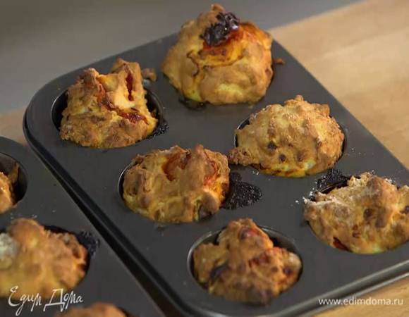 Выпекать маффины в разогретой духовке 20 минут.