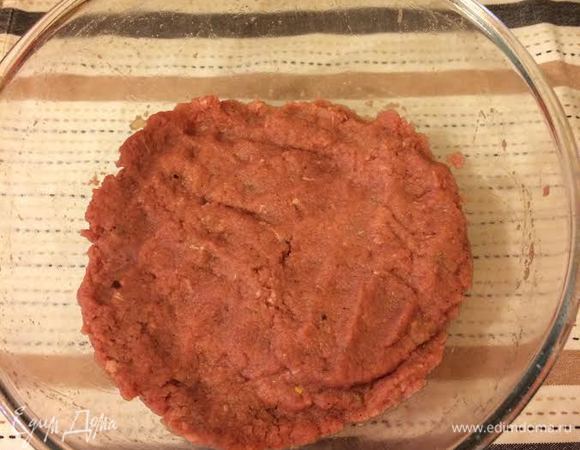 Тут все очень просто! В фарш добавить лук, соль, перец и майоран. Дать постоять 10 минут.