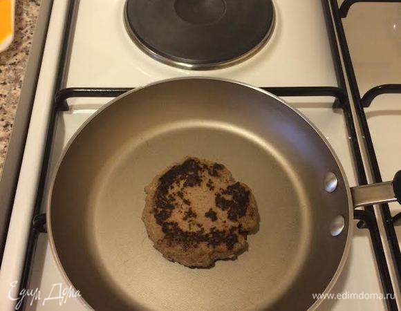 Сформировать и пожарить котлеты. Я жарю без масла, только слегка смазываю сковороду, как на блины.