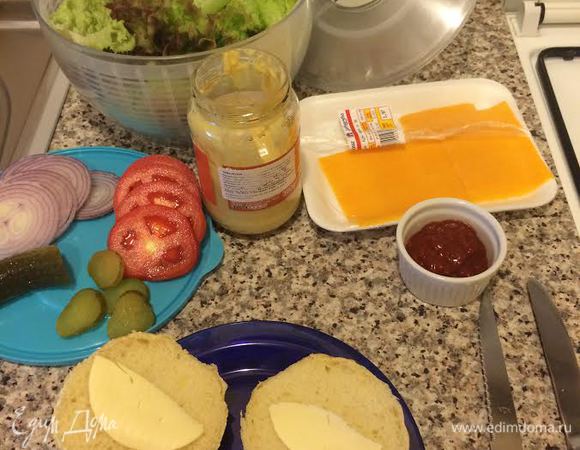 Булочки разделить и слегка смазать сливочным маслом.