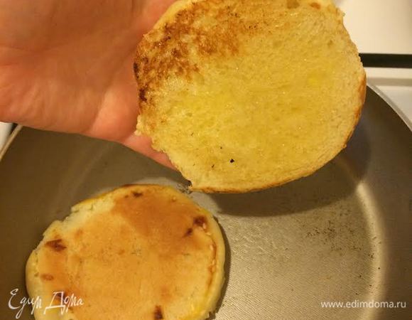 Булочки слегка поджарить.