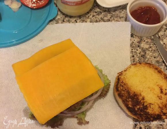 Котлета, чеддер и сверху горячая булочка.