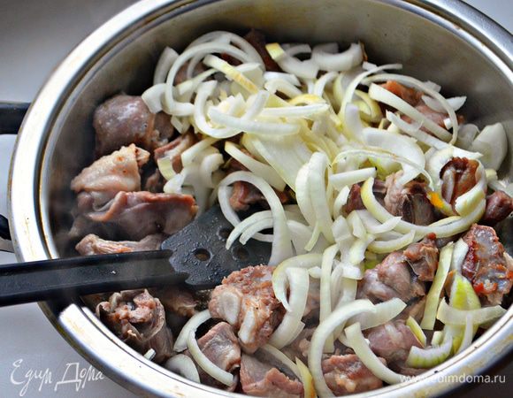 Обжарить все вместе около 5 мин, затем добавить полстакана горячей воды и тушить при закрытой крышке в течение 1 — 1,20 часа, периодически помешивая.