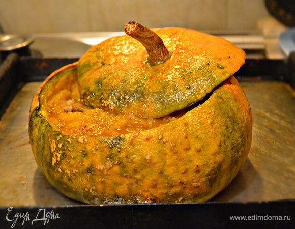 Выключить духовку, вынуть противень с тыквой. Готовому тыквенному «казанку» дать немного дойти, разрезать на порционные куски и подавать блюдо горячим.