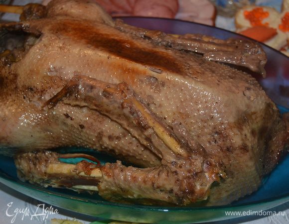 Незадолго до окончания запекания фольгу сверху аккуратно открыть (разрезать) и дать гусю подрумяниться.