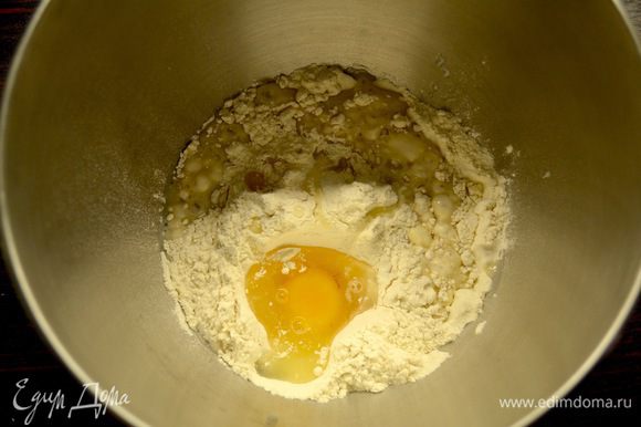 В чашу тесто мешалки (или Х/П, или вручную) влить молоко с дрожжами, добавить яйцо и муку. Начать замешивать тесто, через 3 — 4 минуты добавить соль. В самом конце добавить кусочками размягченное сливочное масло и окончательно вымесить тесто до гладкости.