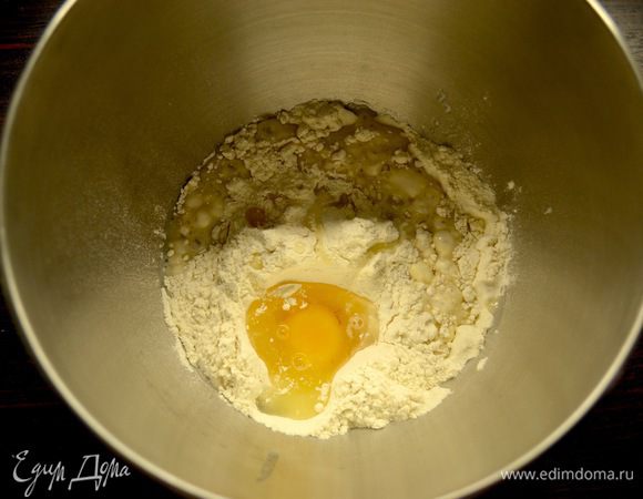 В чашу тесто мешалки (или Х/П, или вручную) влить молоко с дрожжами, добавить яйцо и муку. Начать замешивать тесто, через 3 — 4 минуты добавить соль. В самом конце добавить кусочками размягченное сливочное масло и окончательно вымесить тесто до гладкости. 