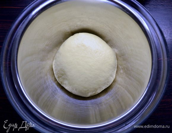 Выложить тесто в миску и оставить на подъем на 2 часа.

