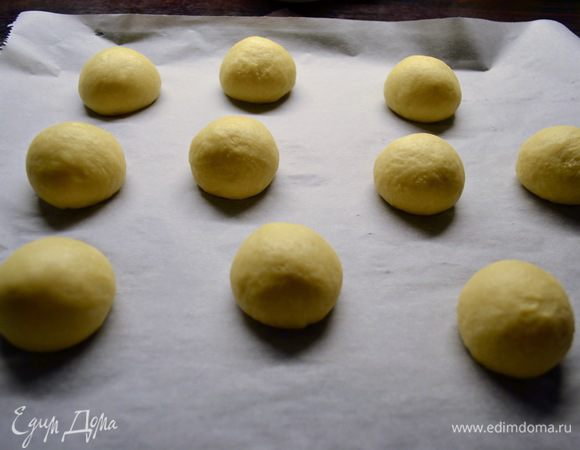 Выложить тесто на рабочую поверхность и, отделяя от него кусочки весом по 50 г (можно по 40 г), сформировать маленькие булочки и выложить на противень, застеленный пекарской бумагой. Накрыть булочки пленкой или кухонным полотенцем и оставить на расстойку на 7 часов! 