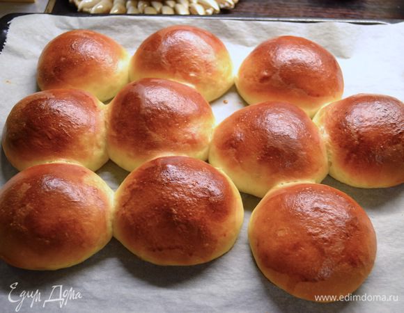 Следить по своей духовке (по рецепту было 25 минут, у меня уже после 18 минут булочки хорошо зарумянились).
Готовые булочки достать из духовки, накрыть полотенцем и дать остыть.
