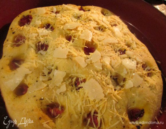 Выпекаем первые 5 — 7 минут при 230°С с паром. Далее снижаем t до 200°С и продолжаем выпекать до румяной корочки. За 5 минут до окончания выпечки посыпаем пармезаном.