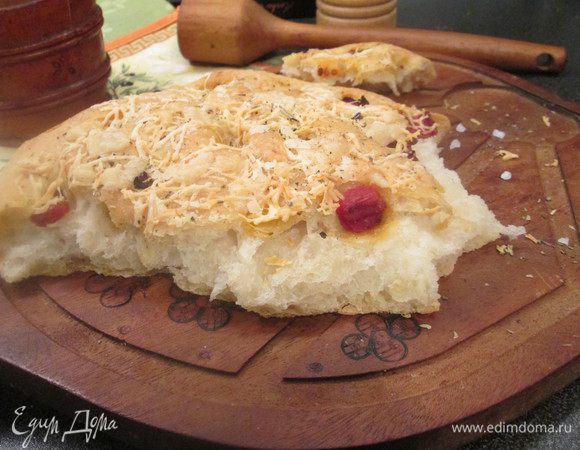 Фокачча готова. Отламываем хрустящий кусочек и наслаждаемся. Приятного аппетита!