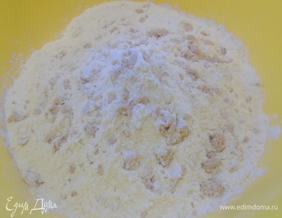 Муку просеиваем. Дрожжи раскрошите в муку.