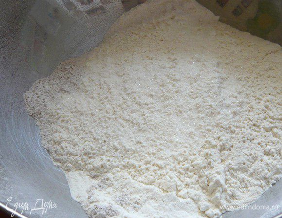 Муку просеиваем. Добавляем соль, сахар. 