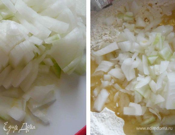 Лук мелко режем. Добавляем к муке лук и растительное масло.
