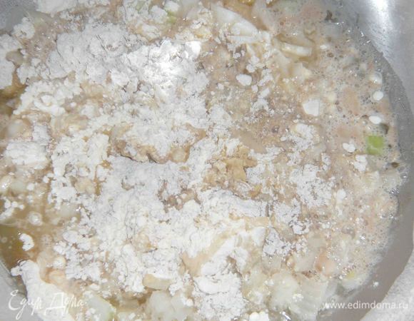 Добавляем к муке разведенные дрожжи. 