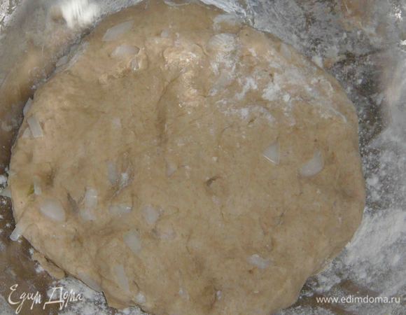 Замесить однородное тесто. При необходимости добавить муки. Но тесто не должно быть тугим.