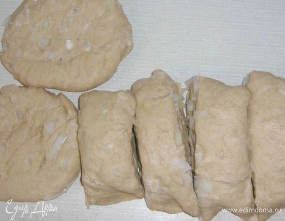 Скатать из теста валик и нарезать на 9 — 10 шт. Или в зависимости, какой размер лепешек вы хотите. 