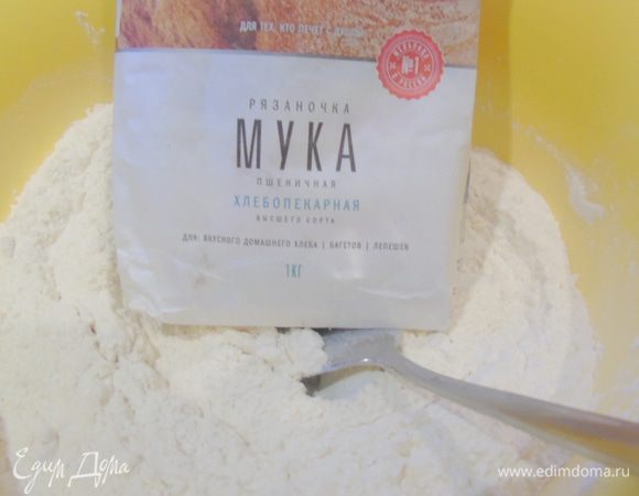 Добавьте сахар, ванильный сахар, соль и тщательно перемешайте, чтобы дрожжи разошлись в муке.