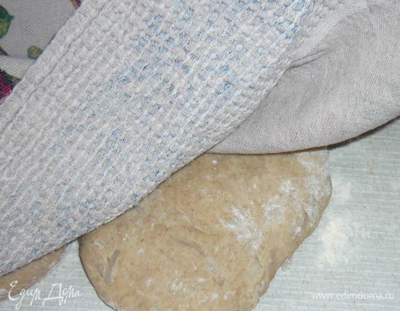 Оставить на присыпанной мукой поверхности на 30 минут под полотенцем.