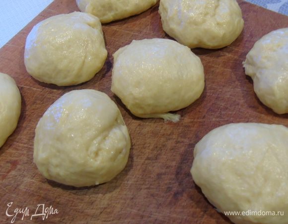 Разделите тесто на кусочки, я взвешивала по 60 г каждый.