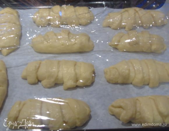 Формируем булочки, как вам угодно. Выкладываем на противень, не близко друг к другу, застеленный бумагой, накрываем пленкой и ставим в духовку на верхнюю полку, а на самый низ ставим кастрюлю с кипятком. Закрываем духовку и оставляем на 40 минут. ДУХОВКУ НЕ ВКЛЮЧАЕМ!