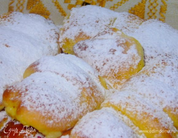 Затем достаем и булочки, и кастрюльку, а духовку включаем и разогреваем до 180°С.  Булочки смазываем желтком, смешанным с молоком, и отправляем выпекаться на 15 минут. Проверяйте готовность деревянной палочкой. Достаем. Даем немного остыть и присыпаем сахарной пудрой.  Наливаем чай и зовем близких))