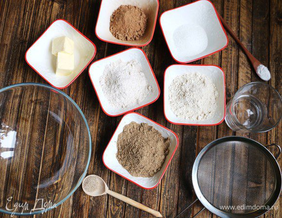 Подготавливаем все ингредиенты для нижнего слоя с кэробом.