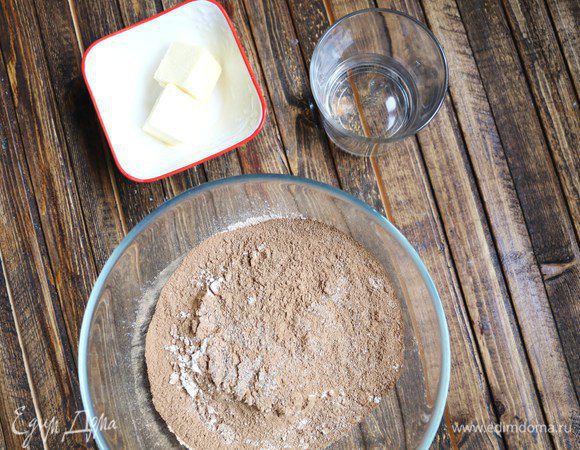 Просеиваем муку с разрыхлителем, добавляем просеянный кэроб и сахар.
