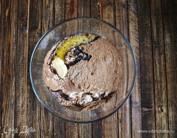 Добавляем размягченное сливочное масло и воду.