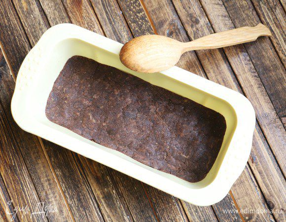 Плотно выкладываем смесь в силиконовую форму, маслом можно ее не смазывать.