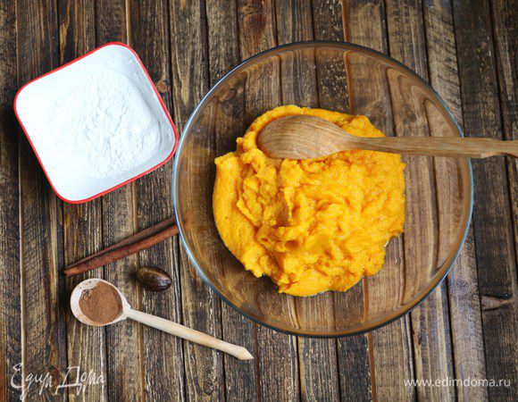 Делаем тыквенно-банановое пюре с помощью блендера.