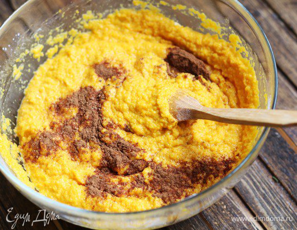 Смешиваем с крахмалом. Я брала тыкву сорта «Россиянка». Она очень жесткая и не слишком сочная. Поэтому, если вы выберете другой более сочный сорт тыквы, то, возможно, нужно будет скорректировать количество кукурузного крахмала в пользу увеличения. Затем добавляем корицу и мускатный орех. Все тщательно перемешиваем.