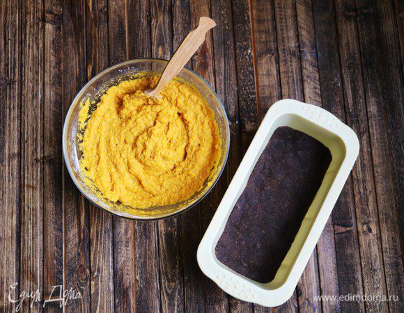 Выкладываем тыквенный слой на слой с кэробом.