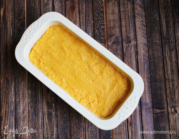 Отправляем брауни в разогретую до 180°С духовку на 30 — 40 минут. Готовность проверяем с помощью сухой зубочистки.